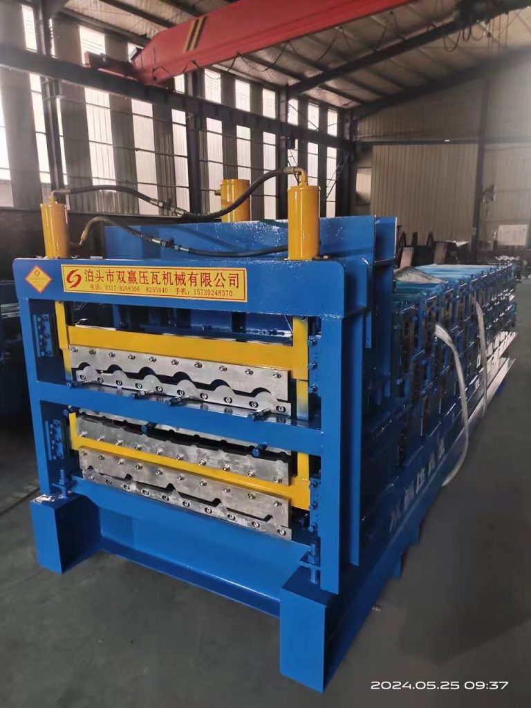 Three-layer roll forming machine